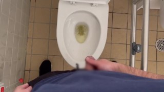 【ゲイトレーナー】公衆トイレで放尿後にサクッとサクッとシコる