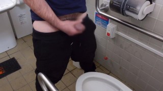 トイレでおしっこして排尿しながら放尿②大量射精アップ動画あり