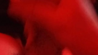 Juego con mi verga jugosa y me pegó en los testículos 