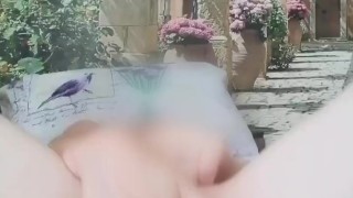 девушка вставляет пальчики в свою узкую киску