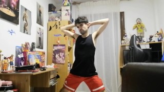 Twink atractivo está entrenando y decide "descansar" un rato 😏🔥🍆