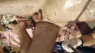 Парень в масле ждет свою девушку