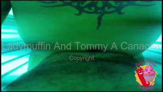 coppia fà cose nel solarium