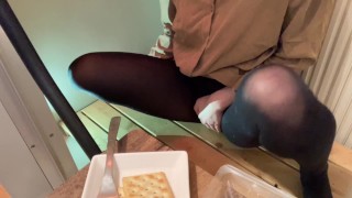 ズームで友達の誕生日会中、尿意を催しバレないように少しずつおもらしするも