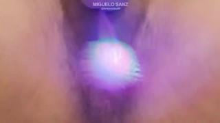 twink mexicano jugando con un juguete luminoso hasta una gran explosión de mecos =)