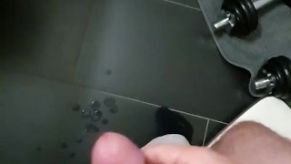 Grosse éjaculation sur le sol