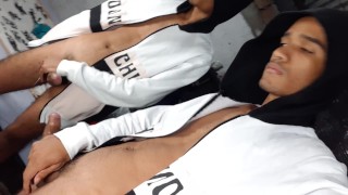 Estudiante se arrecha y se masturba 