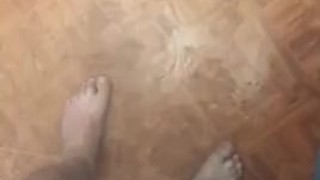 Chico caliente se masturba en la ducha