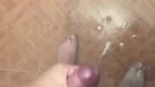 Chico caliente se masturba en la ducha