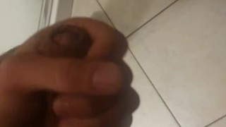 Grosso cazzo si sega e sborra