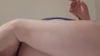 Jeune mec se branle et utilise sextoy et éjacule sur son torse. Full vidéo mym