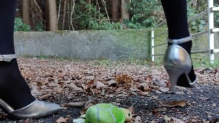 女装ヒールでぬいぐるみ踏みつぶしクラッシュフェチ japanese crossdresser heels crush fetish public