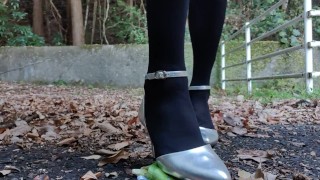 女装ヒールでぬいぐるみ踏みつぶしクラッシュフェチ japanese crossdresser heels crush fetish public
