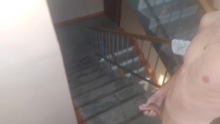 пацан дрочит хуй в оживленном подъезде