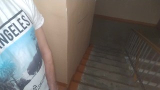 пацан дрочит хуй в оживленном подъезде