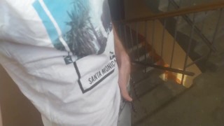 пацан дрочит хуй в оживленном подъезде