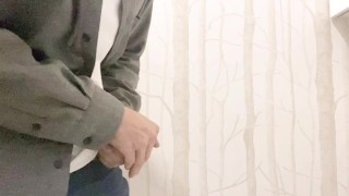 病院の待合室が退屈だったのでこっそり乳首を責め出してたら興奮して射精しちゃいました