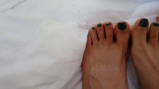 Footjob close up hot با پاهام کیرتو بمالم 