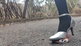 女装ヒールでぬいぐるみ踏み潰しクラッシュフェチ脚フェチ japanese crossdresser high heel crush fetish