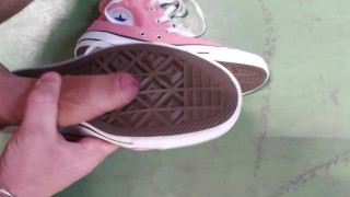 Je me branle et crache sur ma converse