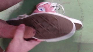 Je me branle et crache sur ma converse