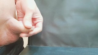 仮性包茎特有の皮オナが気持ち良すぎたため、半立ち状態で暴発射精してしまう早漏君。その後追い射精もしています。