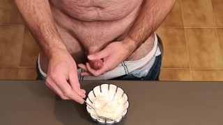 Cicci77 mangia del gelato con la tanta e buona crema calda dopo aver masturbato Pedro! 