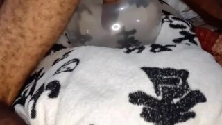 Joven se masturba con condon inflado 