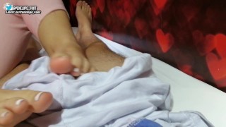 PERFECT TEEN FEET DOING FOOTJOB/HANDJOB