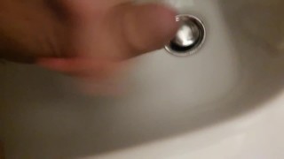 Guarda come mi faccio una sega in doccia e sborro tanto 