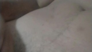 Argentino caliente se acaba en el cuerpo