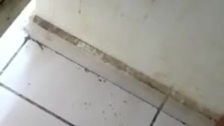 masturbando en el baño