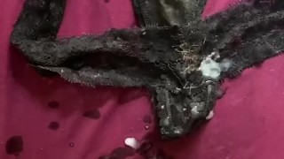 Je me branle dans la culotte de ma voisine avant qu’elle la remette 