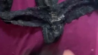 Je me branle dans la culotte de ma voisine avant qu’elle la remette