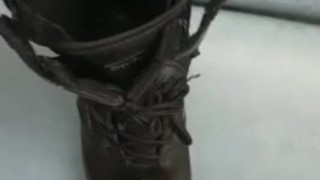 Je me branle et crache sur ma rangers