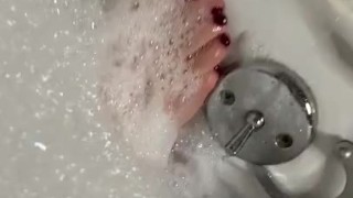 Too many toes | 11 toe slut, wet in bath tub!