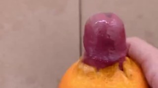 日本人の男の子はオレンジでマスターベーションし、たくさんの精液を射精します
