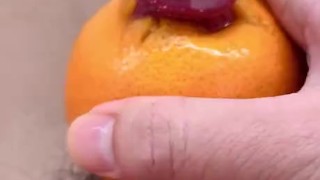 日本人の男の子はオレンジでマスターベーションし、たくさんの精液を射精します