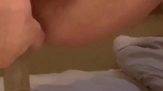 J’essaie mon nouveau jouet dans mon cul serré