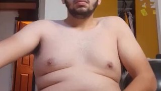 Hombre gordo se masturba mientras se pica el culo