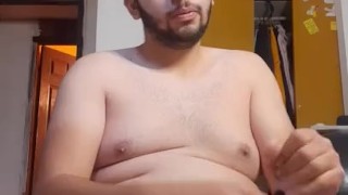 Hombre gordo se masturba mientras se pica el culo