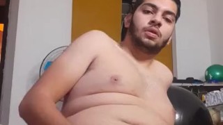 Hombre joven disfruta que lo vean masturbarse