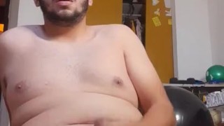 Hombre joven disfruta que lo vean masturbarse