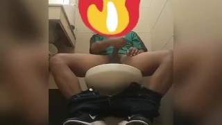 Deslechada en 7/11 trabajando