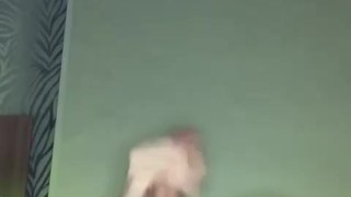 Милый парень дрочит и кончает