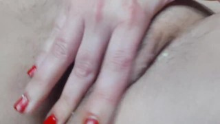 SI ME APRIETAS FUERTE EL COÑO ME CORRO