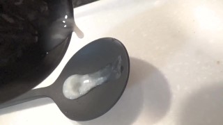 オナ禁直後の濃厚精子をオタマに大量射精し、精子の質感を楽しむ変態君。