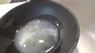 オナ禁直後の濃厚精子をオタマに大量射精し、精子の質感を楽しむ変態君。