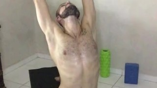 Yoga naked. Me alongando pelado. 