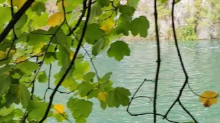 Un mec se masturbe et jouit dans la foret près de grand cascade (French Porn)